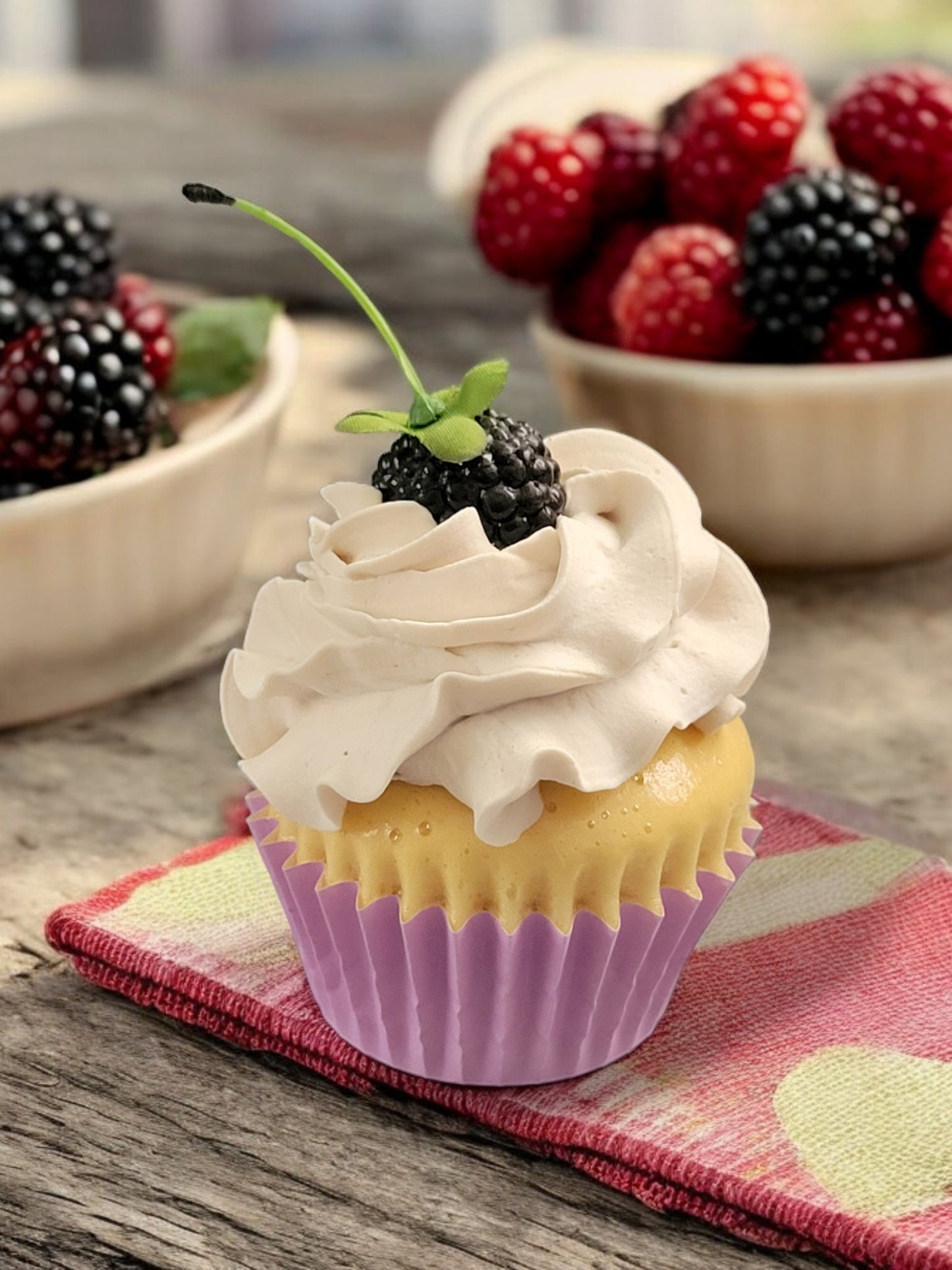 Zero Calorie faux blackberry cupcake (1)