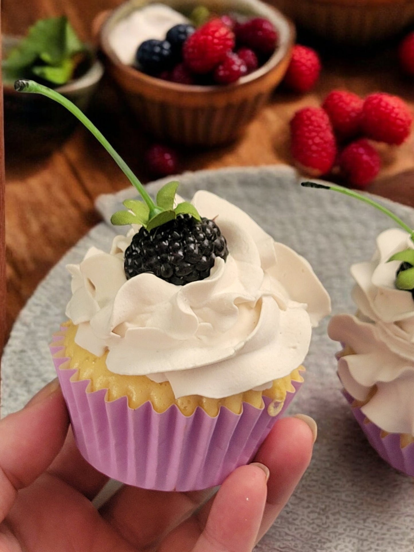 Zero Calorie faux blackberry cupcake (1)