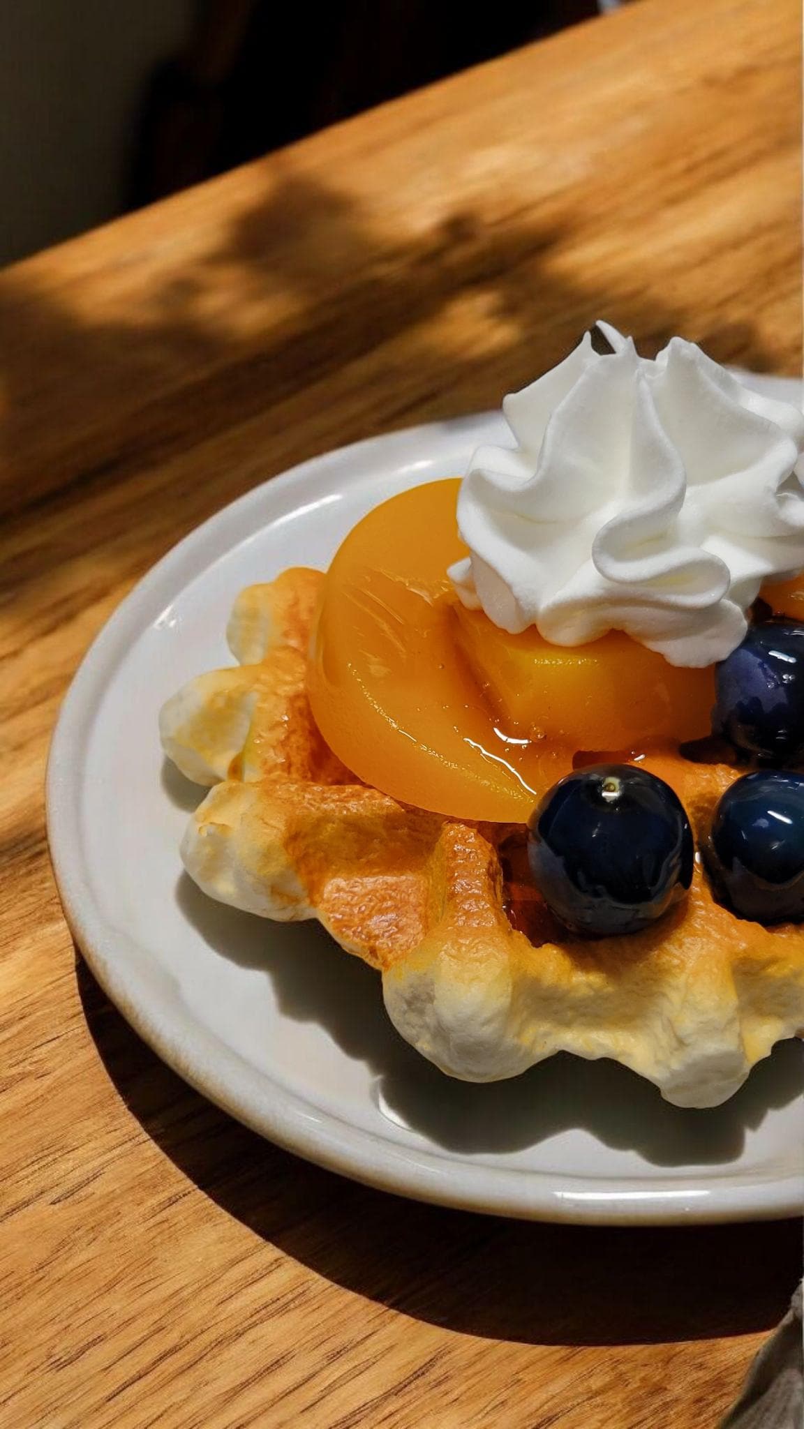 Zero calorie faux vanilla waffle with peaches and blueberries
